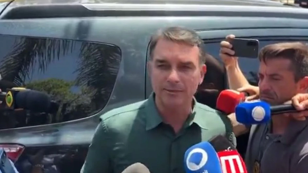 Bolsonaro está feliz diz Flávio Bolsonaro