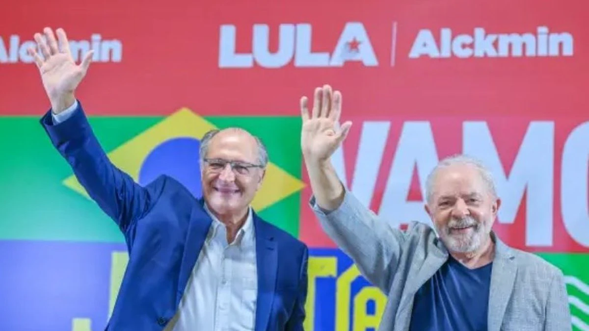 Flávio pede cassação de Lula por fake news