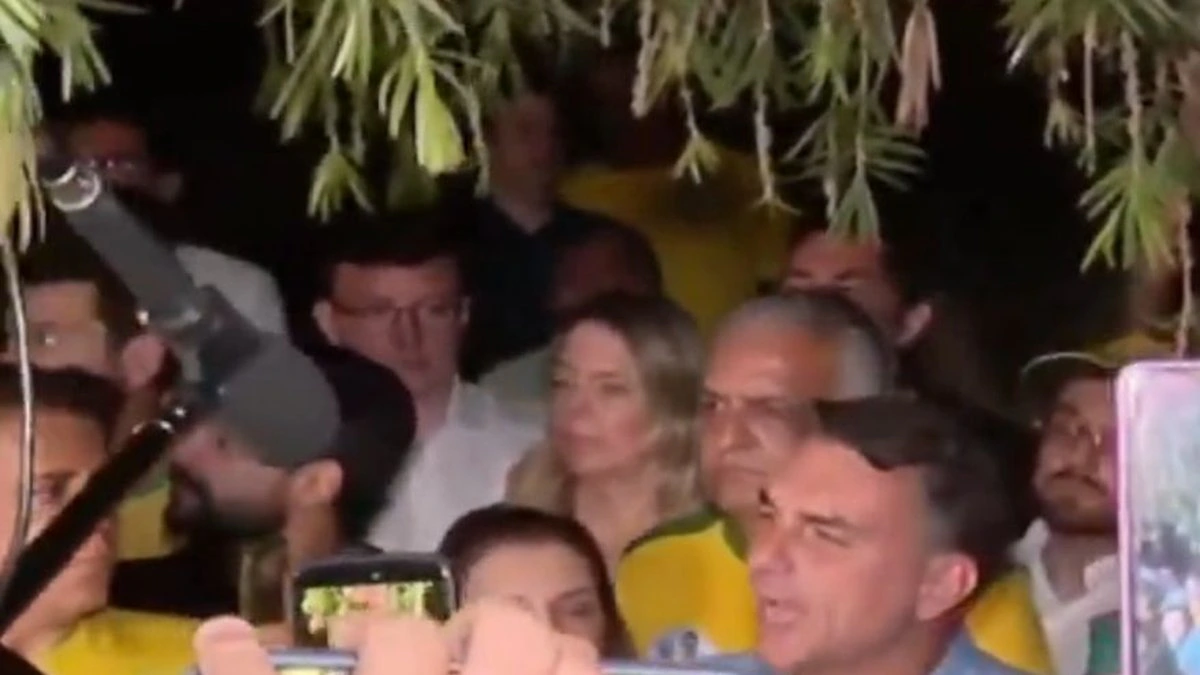 Lula e Flávio Bolsonaro disputam eleição