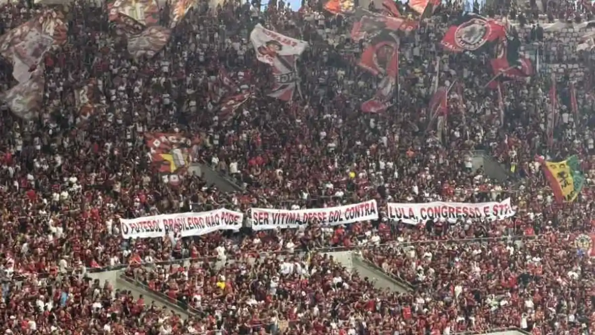 Torcida do Flamengo faz manifestação política