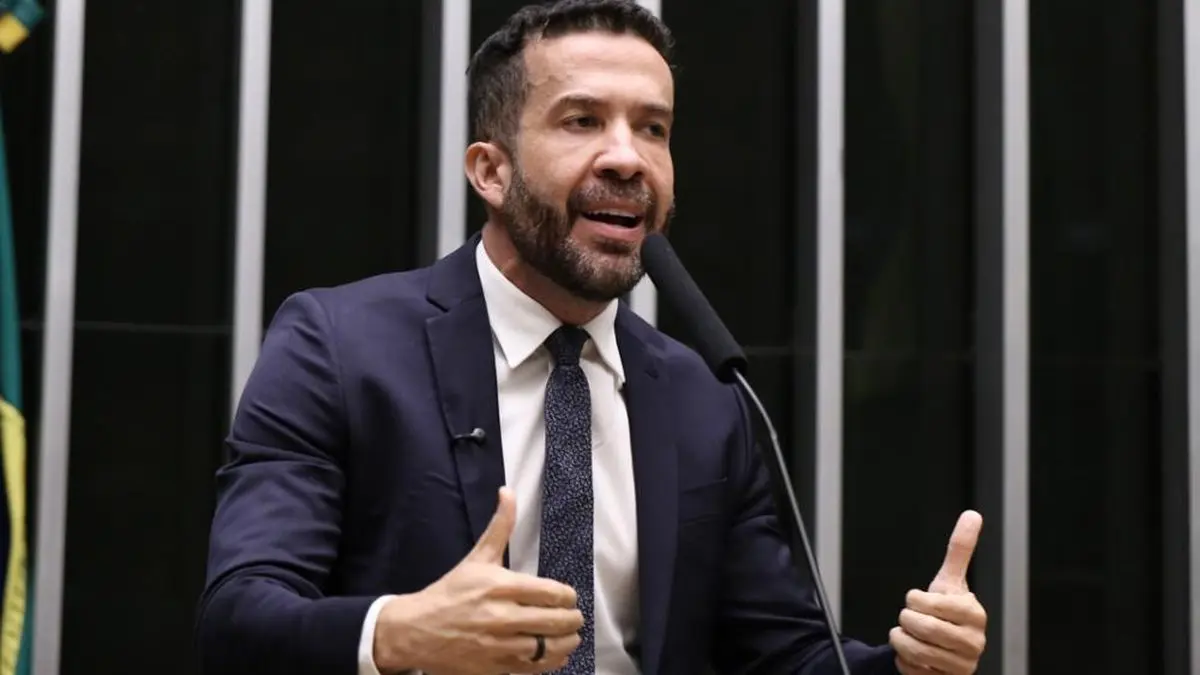 TSE examina Janones sobre engajamento prévio